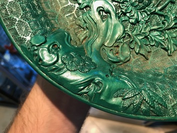 Un plat en laque verte &agrave; d&eacute;cor floral, Chine, 19/20&egrave;me